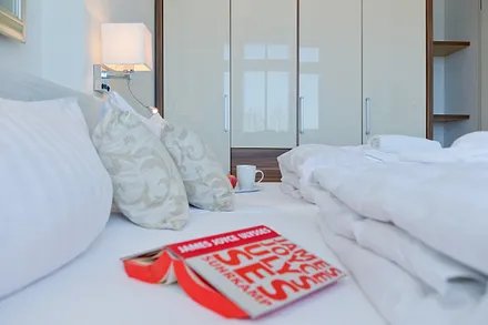 1. Schlafzimmer mit Doppelbett und Meerblick