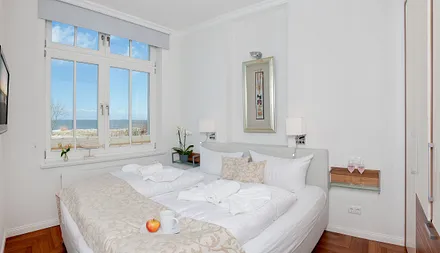 1. Schlafzimmer mit Doppelbett und Meerblick