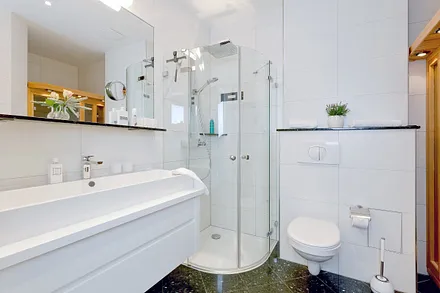 1. Bad mit Echtglas-Dusche