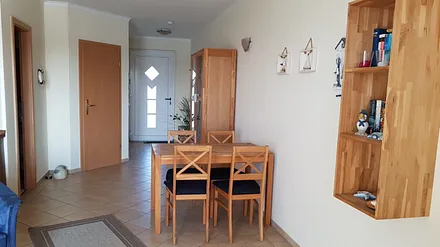 Esstisch im Wohnzimmer, Blick zur Eingangstür