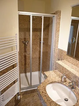 Bad mit Dusche und Handtuchheizkörper