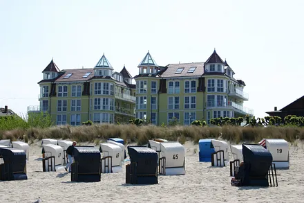 Blick vom Strand auf die Dünenresidenz