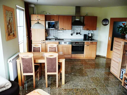 Wohnzimmer mit Essecke und integrierter Küche