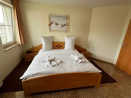 Großes bequemes Doppelbett