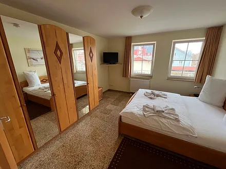 Großer Kleiderschrank mit genügend Platz