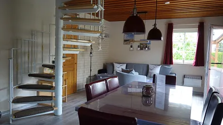 Wohnzimmer mit Sitz- und Essbereich