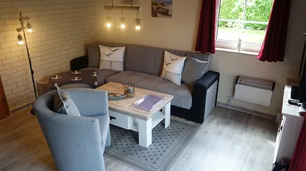 Wohnzimmer mit Fernseher und Sterioanlage