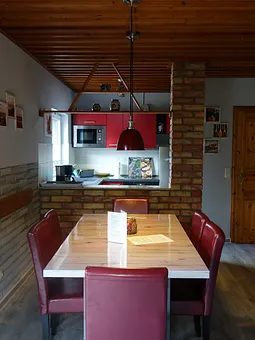 Essbereich mit Blick in die Küche