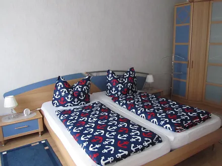 Schlafzimmer mit Doppelbett