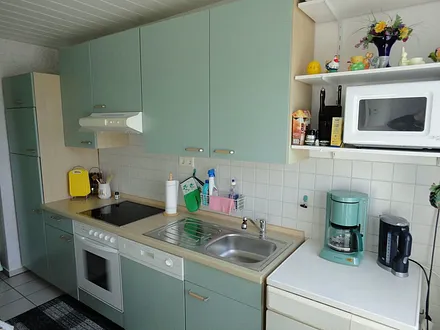 Küche mit E-Herd, Spüle und Kühlkombination