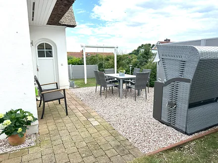  Fewo2 im OG/DG - separater Eingang und Gartenbereich mit Sitzgelegenheiten.