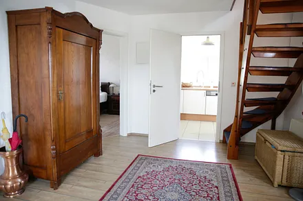 große Diele mit Treppenaufgang zum Dachgeschoß