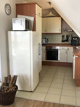 Küche mit großem Kühlschrank