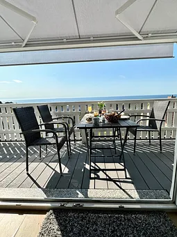 Balkon mit Meerblick und Markise