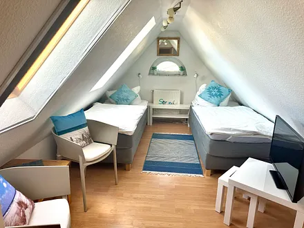 2. Schlafzimmer mit zwei Boxspringbetten, einzeln oder getrennt stellbar