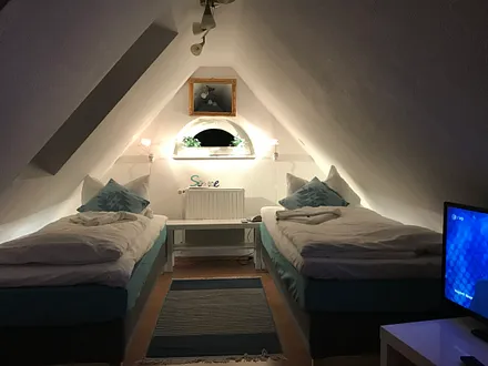 … mit abendlicher Beleuchtung