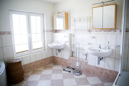 großes Bad mit Dusche, Wanne, WC und Fußbodenheizung