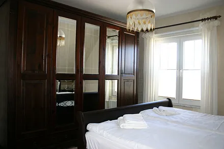 Schlafzimmer 1 (LCD TV rechts nebem dem Schrank zum Wegklappen)