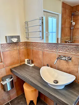 Waschtisch mit Designerbecken, Keuco Spiegelschrank und Handtuchwärmer