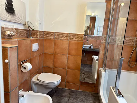 WC und Bidet, zusätzlicher Spiegelschrank