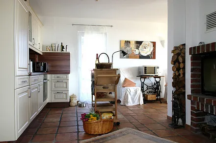 komplett ausgestattete Miele Küche mit Kamin