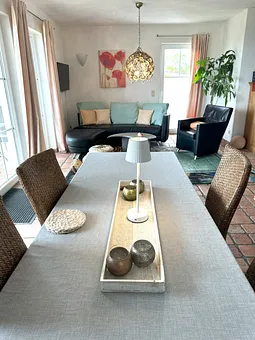 großzügiger Wohn-Essbereich mit Kamin