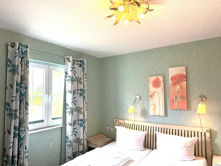 Schlafzimmer mit elektrisch verstellbaren Lattenrosten