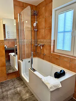 bequeme Duschwanne von Artweger mit Glastür für einen leichten Einstieg