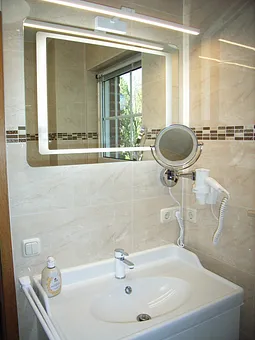 Duschbad - Waschtisch, Spiegel, Föhn