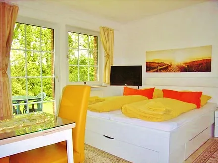 Wohnzimmer u. Schlafzimmer (Hauptzimmer) Ferienwohnung