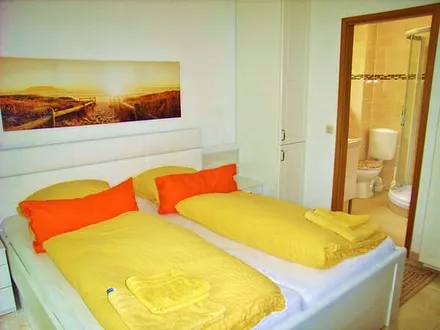 Bettanlage und Durchgang zum Duschbad