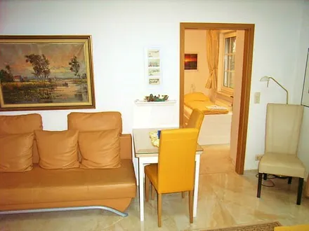 Sitzecke und Durchgang zum Einzelzimmer