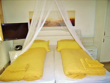 Doppelbett Hauptzimmer FeWo mit Terrasse und Blick zur Mollibahn