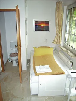 kl. Einzelzimmer mit extra WC/Waschbecken und Einzelbett