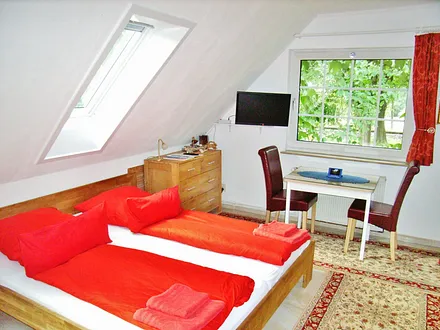 Doppelbett und Sitzecke Appartement "Molliblick" Hauptzimmer