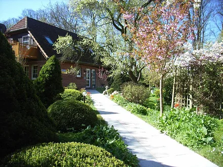 Weg vom Parkplatz zur Ostsee~Pension An der Lindenallee