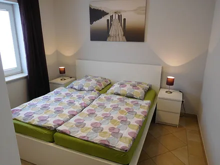 Schlafzimmer mit Doppelbett