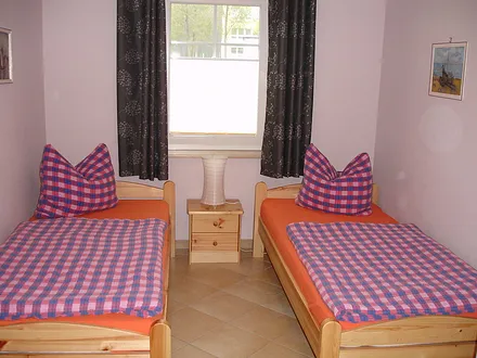 Schlafzimmer mit zwei Einzelbetten