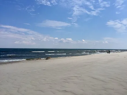 Ruhige See und toller Strand im Sommer