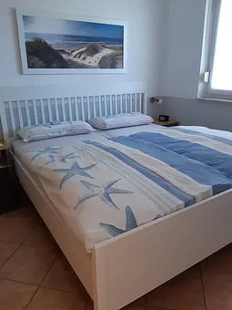 Gemütliches Schlafzimmer mit Kleiderschrank