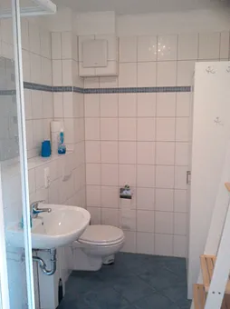 Helles Bad mit ebenerdiger Dusche