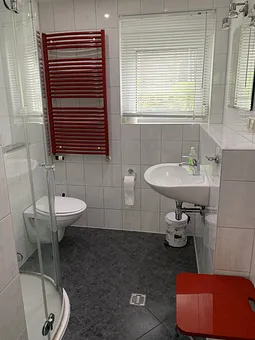 Bad mit Dusche und WC