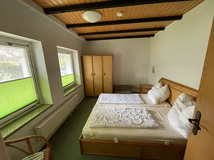 Schlafzimmer mit Doppelbett