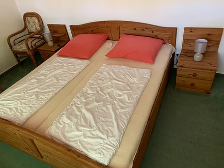 Schlafzimmer mit Doppelbett