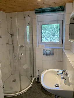 Bad mit Dusche und WC