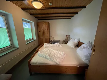 Schlafzimmer mit Doppelbett