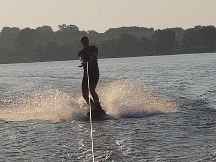 Wakeboard in Lobbe mit Boot
