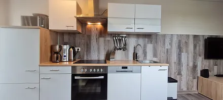 Geschirrspüler, Herd mit Backofen, Mikrowellen, Kaffeemaschine, Wasserflächen, Toaster 