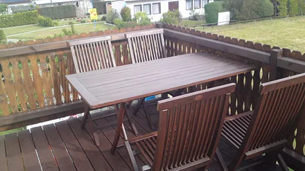 Balkon mit Sitzgelegenheit und Weitblick in die Natur