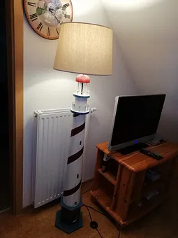 Leuchtturmstehlampe verbreitet ein maritimes Flair